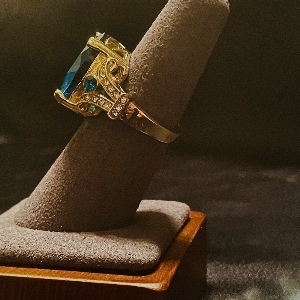 Sapphire ring with sparkling cubic zirconium detail size 8 - Picture 4 of 5